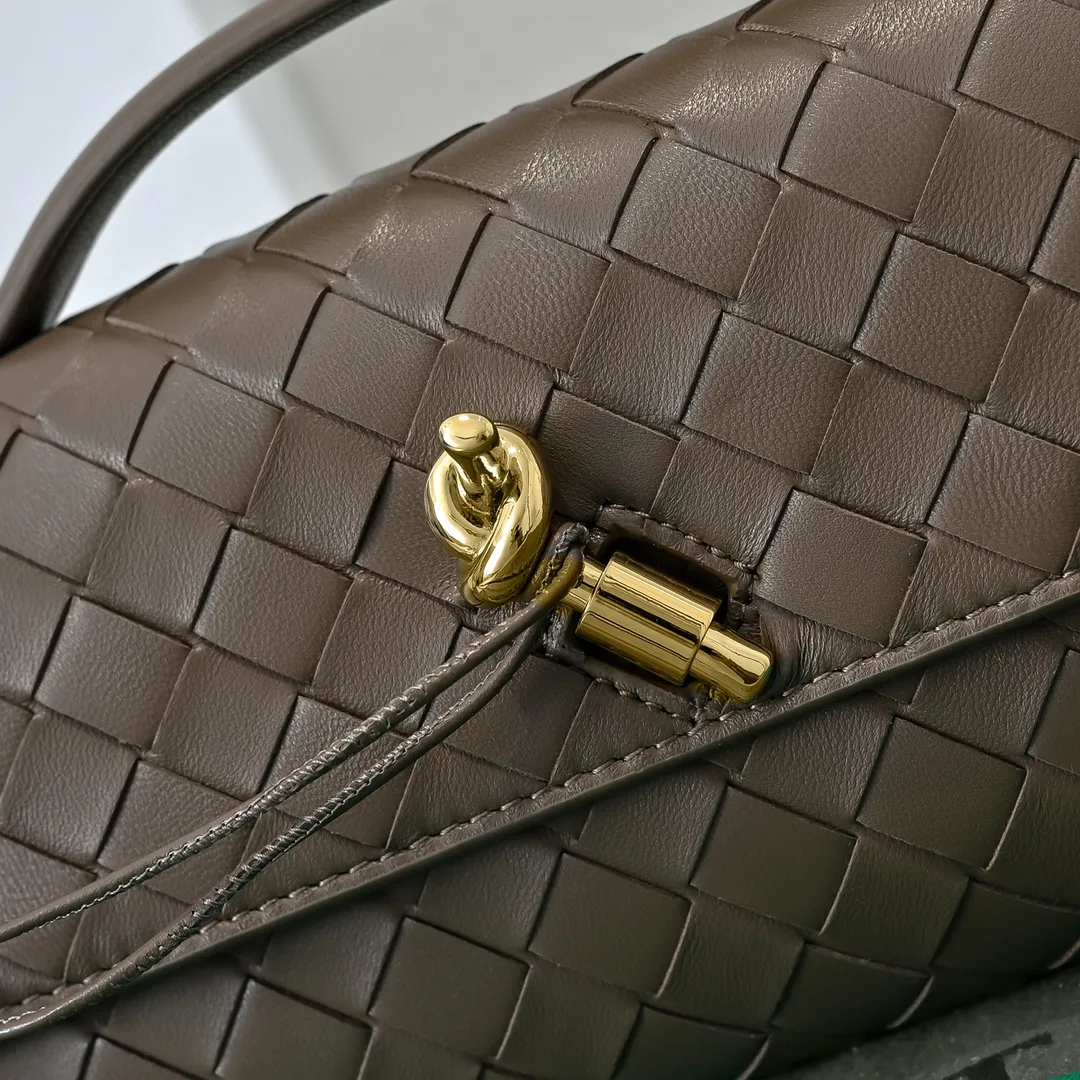 The batch of 1360 BV Andiamo evening handbags has been heavily planted again~ The designer aesthetics in the era of economic downturn are back. I fall in love with it at first sight and can't put it down. It's so beautiful and full of aura. The shape and texture are very competitive. It's light in weight and has sufficient capacity. It's a must-have for fashionistas. It's suitable for many occasions, minimalist, high-end and light luxury. Model No.: 741511 Size: 31*13*3cm